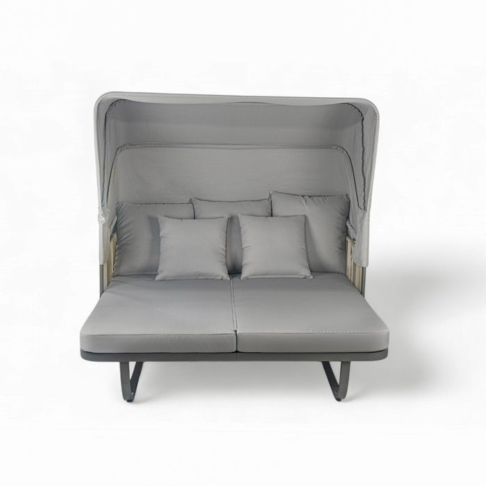 Outdoor Patio Rattan Daybed With Detachable Pillows