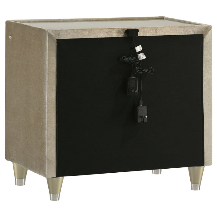 Lorient 4-piece Eastern King Bedroom Set Ivory and Camel