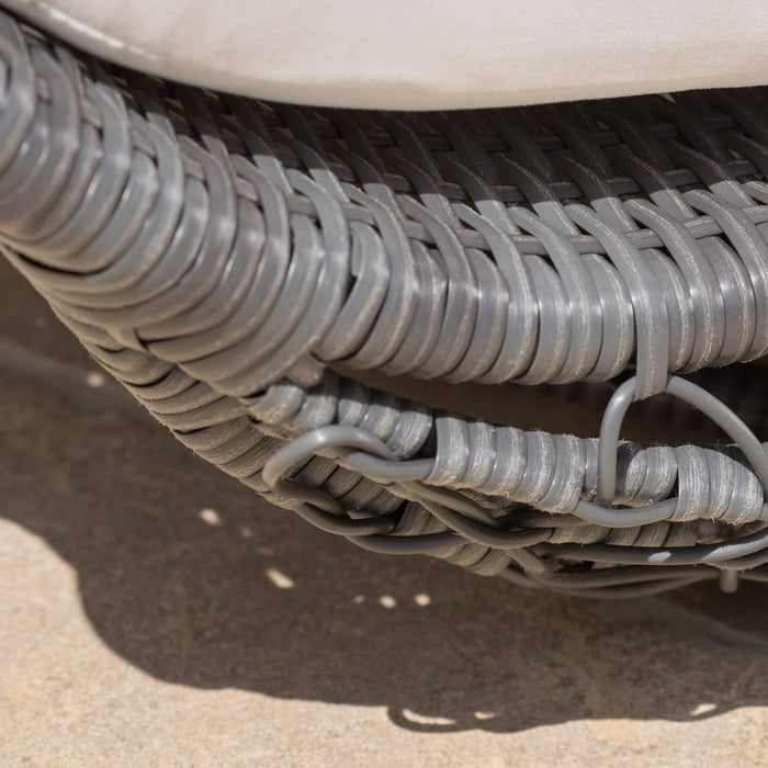 Abigal - Outdoor Wicker Daybed With Cushion