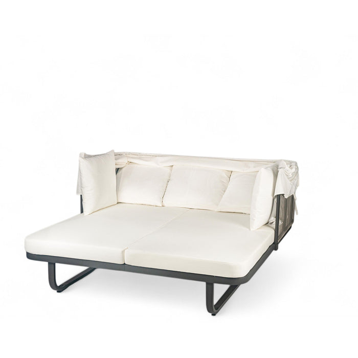 Outdoor Patio Rattan Daybed With Detachable Pillows