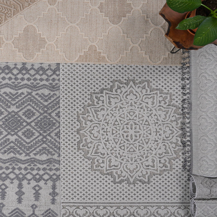 Guros - 6' X 9' Medallion Indoor / Outdoor Area Rug - Gray / White
