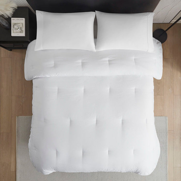 Oversized Down Alternative Comforter In White