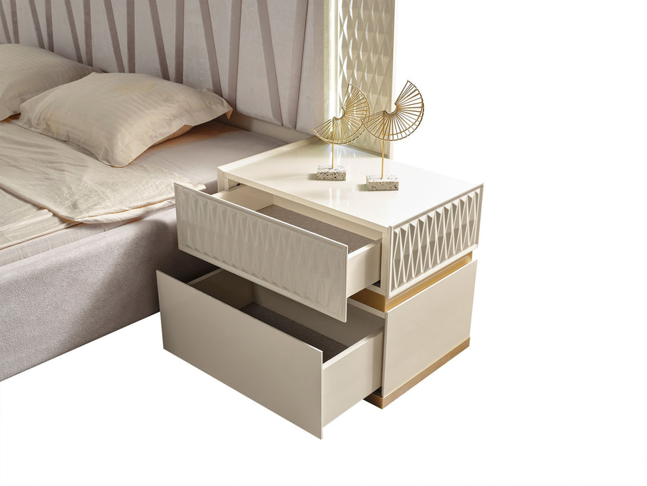 Delfano Modern Style 5 Pieces Queen Bedroom Set Made With Wood In Beige