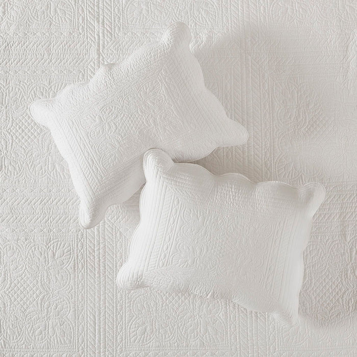 3 Piece Reversible Scalloped Edge Quilt Set - White